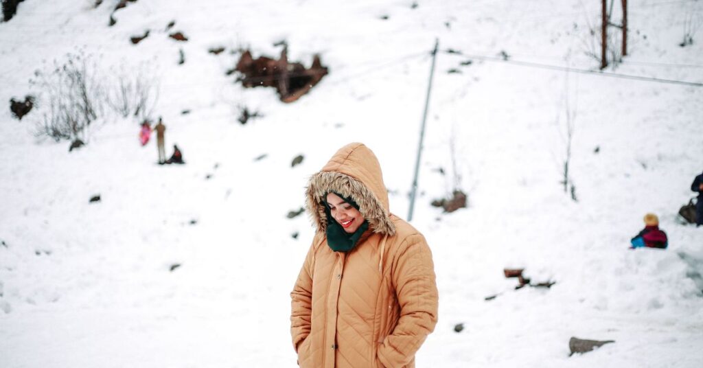 girl Enjoy Snowfall in manali